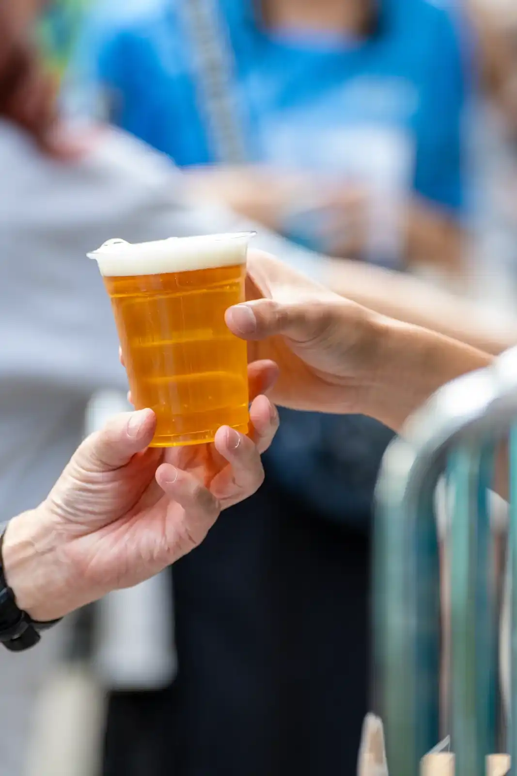 ビールで乾杯する様子